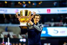 Andy Murray Angkat Trofi...