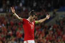 Gareth Bale Bawa Wales...