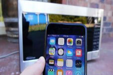Pria Ini Siksa iPhone...
