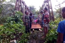 Jembatan Ambles, Warga...