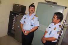 Pejabat Kantor Imigrasi...