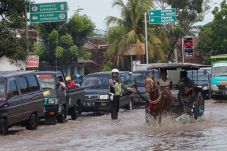 Hujan Deras Semalaman,...