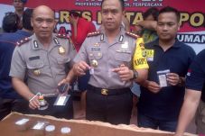 Petugas Damkar Depok...
