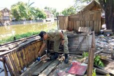 Puluhan Lapak Liar di...