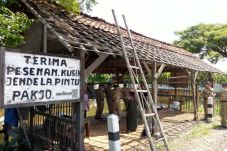 Kisah Petugas Ditelepon...