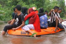 Banjir Rendam Ribuan...