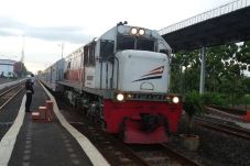 Kereta Api Kelas Bisnis...