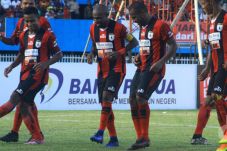 Hat-trick Boaz Solossa...