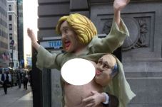 Patung Telanjang Hillary...