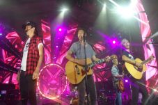 Slank Bawa Suasana Romantis...