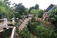 Hujan Deras, Jembatan...