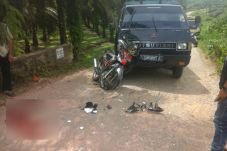 Hindari Lubang, Pemotor...
