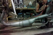 Pasang Knalpot Motor...