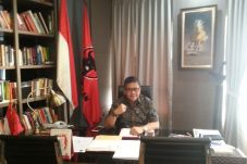 Hasto: Menteri Jangan...