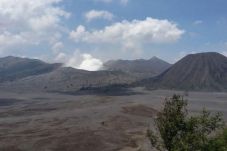 Status Bromo Turun,...
