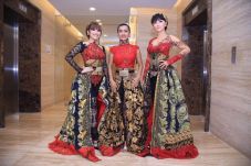 Zaskia Gotik Bahagia...