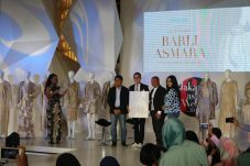Barli Asmara Luncurkan...