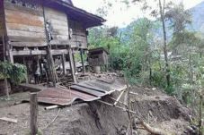 Longsor Seret Rumah...