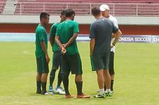 Riedl Coret Tiga Pemain