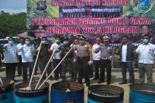 Polres Bekasi Bakar...