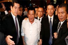 Duterte Abaikan Ancaman...