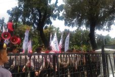 Puluhan Buruh Datangi...