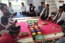 Kunjungi Pesantren,...