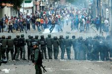 Demonstrasi Desak Maduro...
