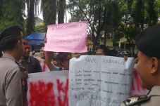 Dilecehkan Guru Wanita,...