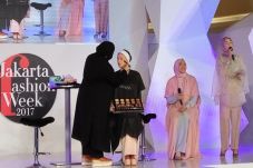 Wardah Hadirkan 12 Warna...