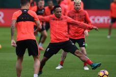 Nathaniel Clyne Masuk...