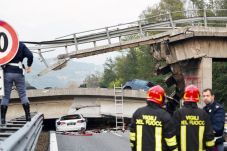 Jembatan Ambruk di Atas...
