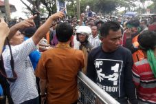 Tolak UWTO, Warga Demo...
