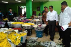 Kunjungi Pasar Rawa...