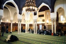 Prancis Tutup 4 Masjid...