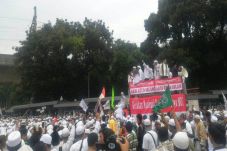 Dampingi Habib Rizieq,...