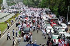 Diiringi Marawis, Ratusan...