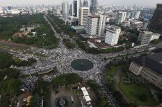 Polisi Tembakkan Gas...
