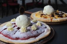 Mencicipi Manisnya Pizza...