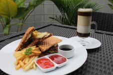 Menyantap Lezatnya Panini...