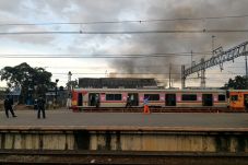 Warga Bentrok di Stasiun...