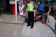 Motor Tabrak Warung,...
