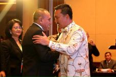 Alfred Riedl Resmi Didepak,...