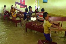 Banjir Paksa Ratusan...