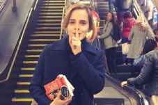 Emma Watson Menyanyi...