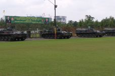 Parade Kendaraan Tempur...