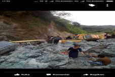 Belasan Truk Tertimbun...