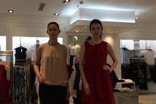 Warna Merah dan Motif...