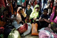 Ribuan Muslim Rohingya...