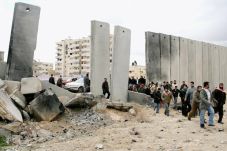 Israel Bangun Tembok...
